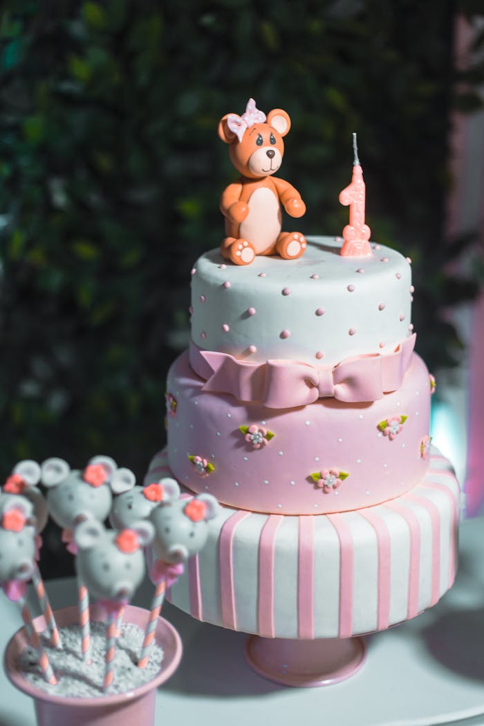Charming teddy bear themed cake for a first birthday celebration, perfect for creating special memories.